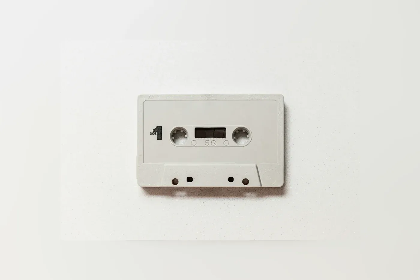 Ordentlich aufgeräumte Kassette als Sinnbild für Ordnung durch Arcarius