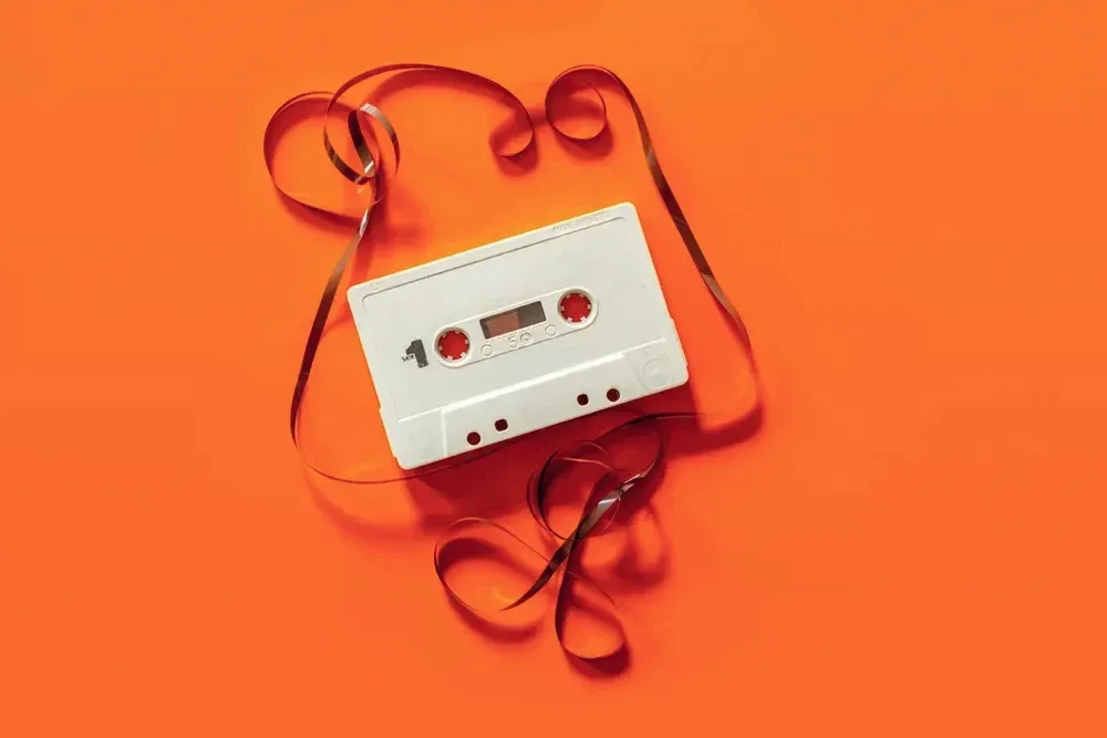 Durcheinandergeratenes Kassettenband als Sinnbild für unübersichtliche Buchhaltung